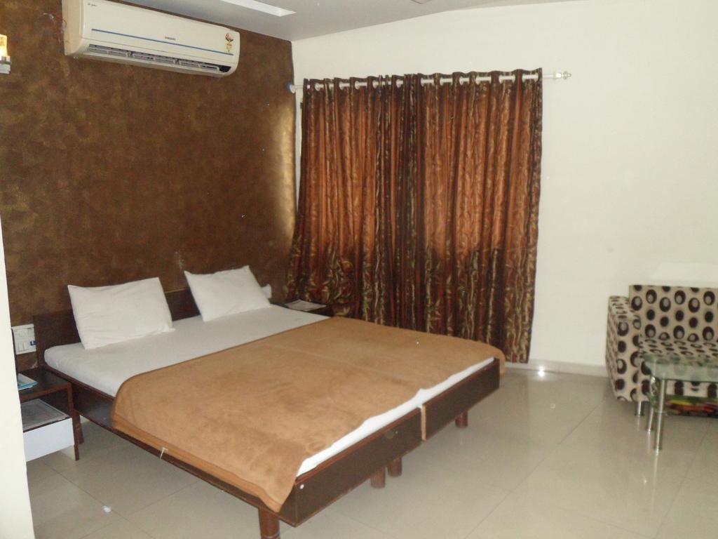 Hotel Atithi Ахмедабад Екстер'єр фото