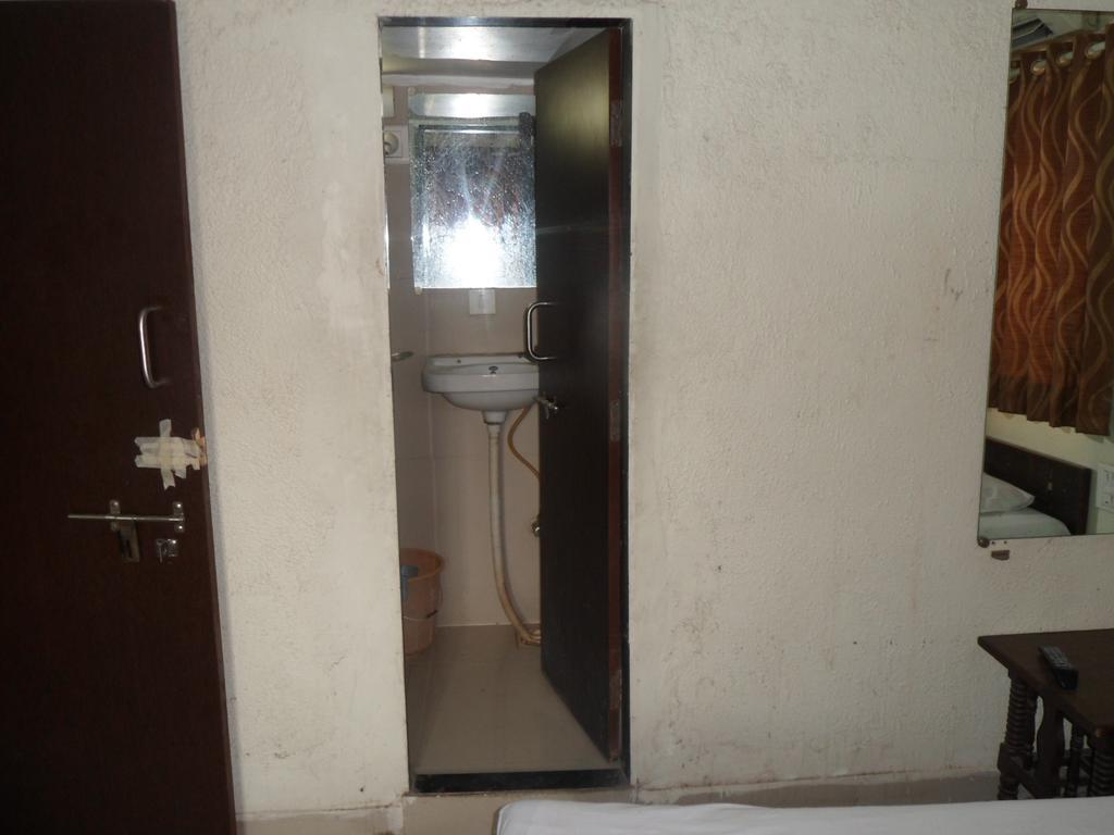 Hotel Atithi Ахмедабад Екстер'єр фото