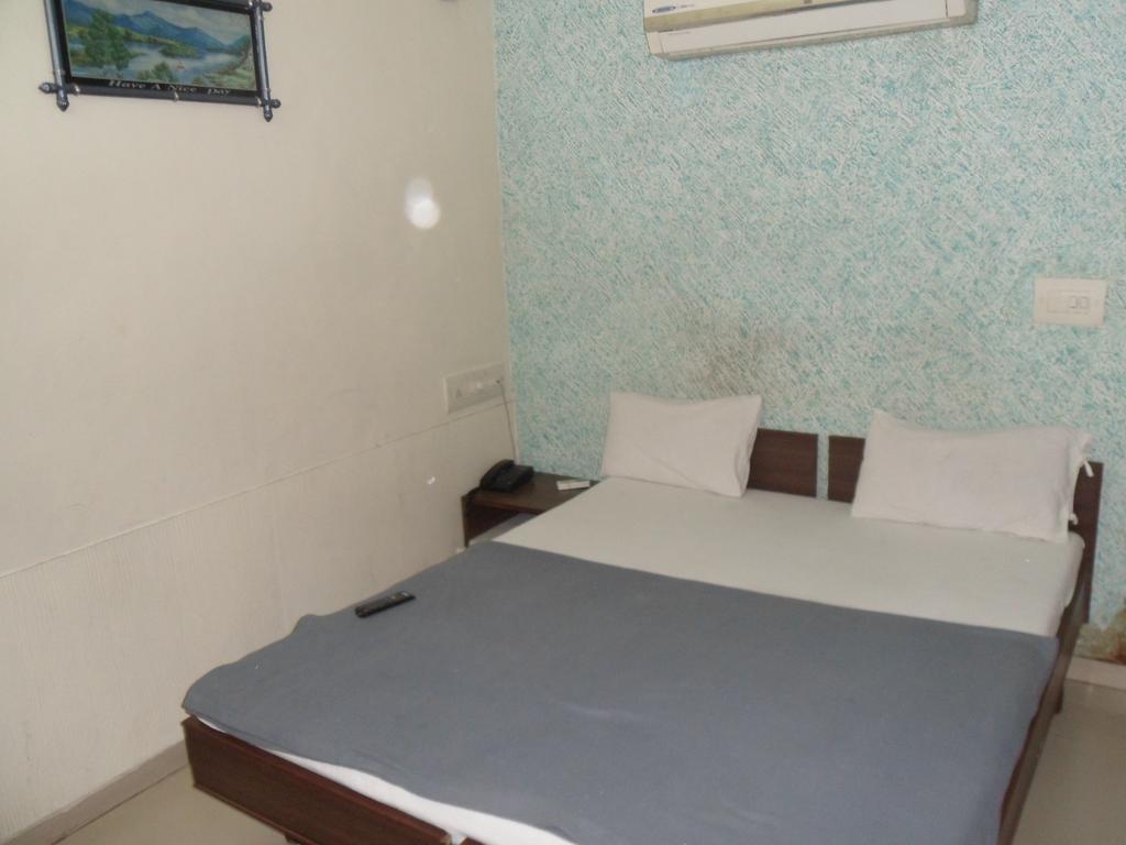 Hotel Atithi Ахмедабад Номер фото