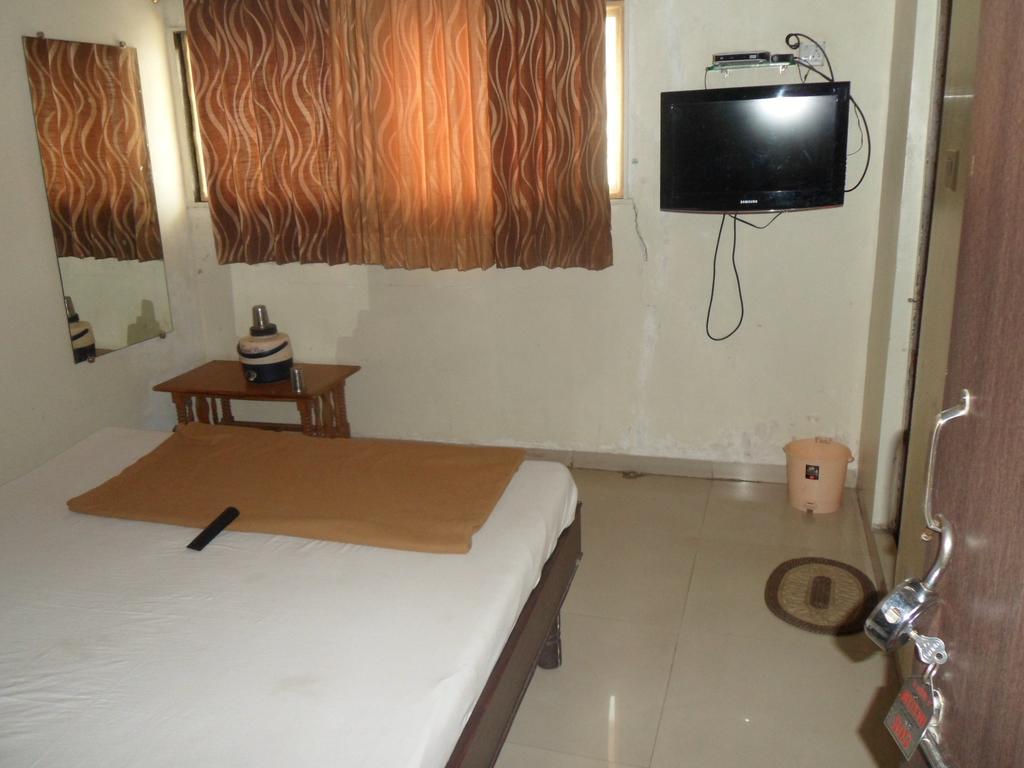 Hotel Atithi Ахмедабад Номер фото