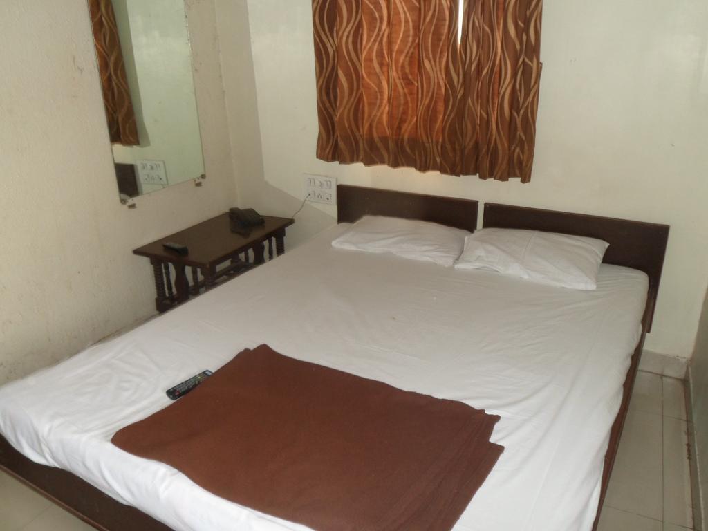 Hotel Atithi Ахмедабад Номер фото